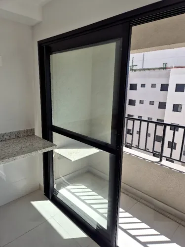 PORTA DE ESQUADRIA PRETA MEDIDAS ALT. 2.14  LARG. 1.17. COMPRIMENT DA PORTA 4.68 ROTO FERM