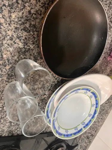 Panela, pratos e copos