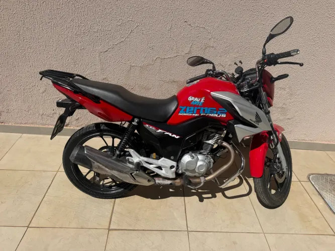 Moto muito nova toda revisada troco por titan 2025 ou 2026