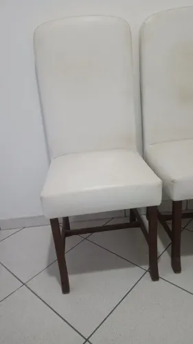 Cadeiras em madeira maciça