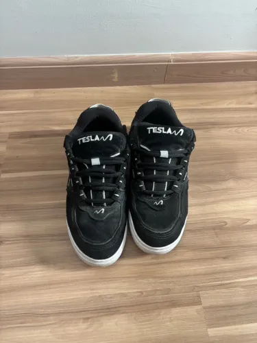 Tênis tesla 44
