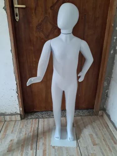 Manequim infantil pose com base - Usado_ semi novo 4/6 anos.