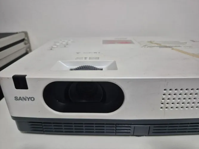 Título Sugerido:Projetor Sanyo PLC-XW200 Usado