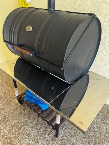 Churrasqueira grande com 2 grelhas e prateleira de aço inoxidável.