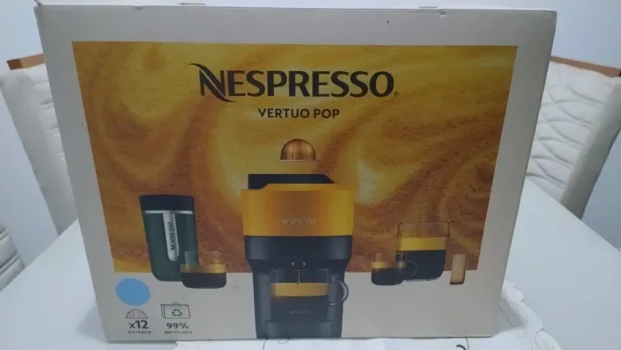 Cafeteria Nespresso Vertuo Pop já com uma caixa de cápsula (Produto Novo)