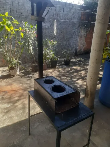 Vendo um fogão a lenha usado em boas condições. 230 reais.