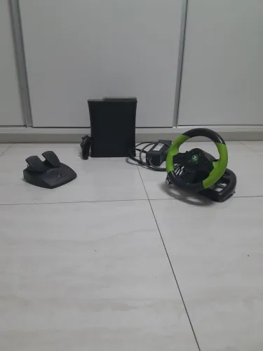 XBOX 360 EM PERFEITO ESTADO, MAIS KIT PARA JOGOS DE CARRO!