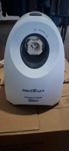 Moedor de carne elétrico 300W da Britânia, com todos os itens completo; semi novo.