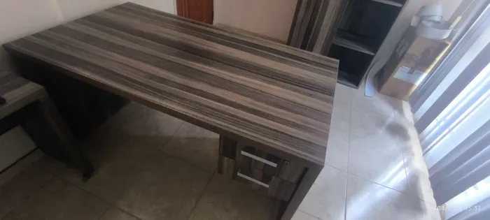 3 Mesa com gavetas por  1200 reais ou 400 reais  cada 