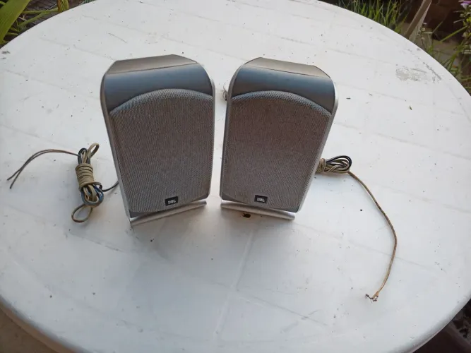 2(duas) caixas de som JBL (pequenas 15cm, aproximadamente)