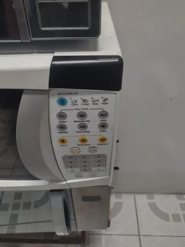 Vendo Microondas Branco Eletrolux em estado de novo R$ 350,00