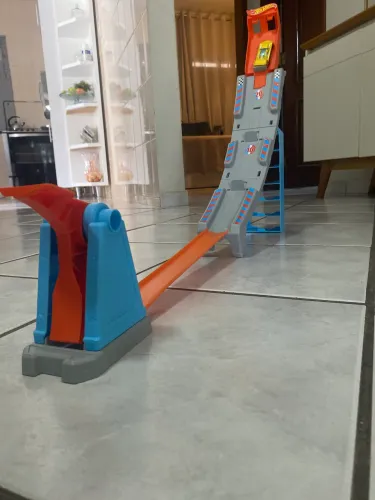 Pista da hot wheels completa com 1 ano de uso 