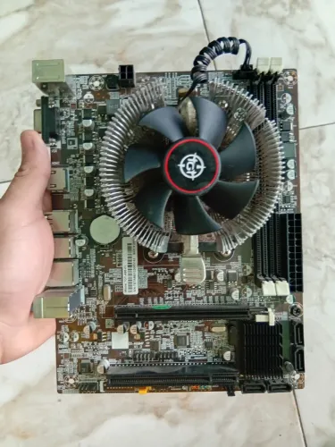 Vendo uma placa mãe junto com um processador 