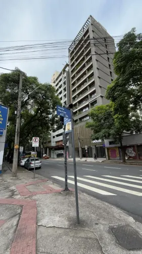 Apartamento com 01 quarto, suíte, uma vaga rotativa no bairro Lourdes.