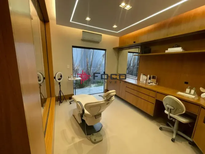 Clínicas | Consultórios - Imóvel Comercial na Vila Adyana  221 m² | 6 Salas | 3 vagas de g