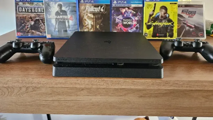 Ps4 slim + 2 controles Dualshock + 6 jogos físicos + PSVR completo