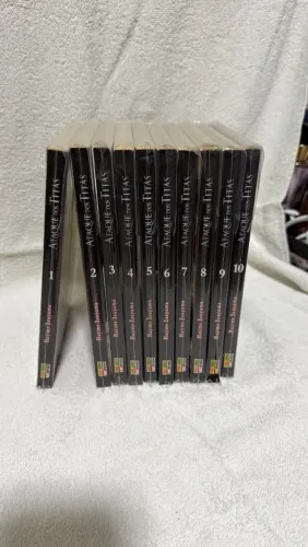 Ataque dos titãs: Ótimo estado de conservação, volumes do 1 ao 10 com todos os brindes.