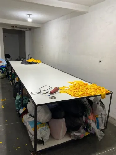 Mesa para enfesto e corte de malha e tecido