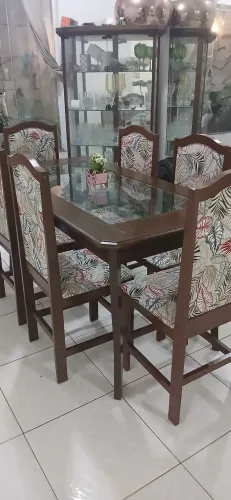 Mesa de Madeira com 6 Cadeiras
