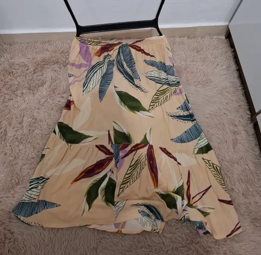Saia floral midi com elástico na cintura