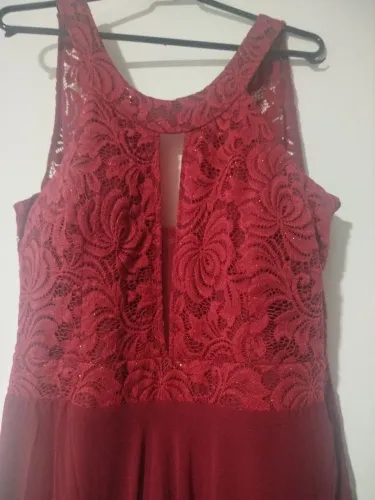Desapego apenas R$100,00 vestido usado apenas 1 vez o decote tem uma telinha lindo.