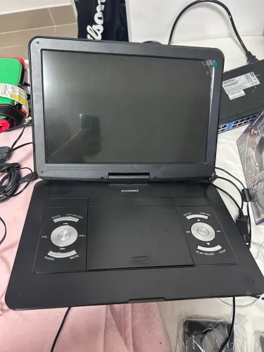 DVD Player Portátil Sylvania 13.3" SDVD1332 Tela Giratória USB/SD