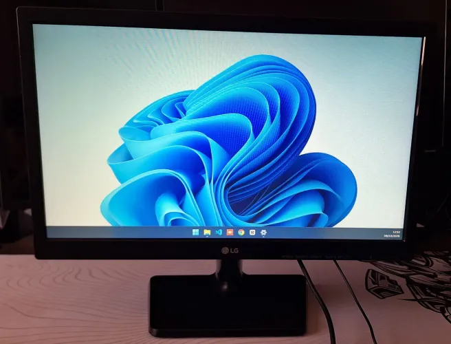 Monitor LG 18,5" LED HD Preto 60hz VGA com adaptador HDMI incluso