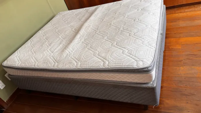 Cama Box Queen Herval Ômega Molas Ensacadas 1,58x1,98 + Base Bipartida
