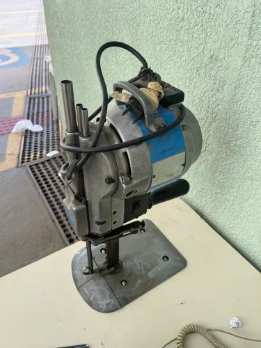 Máquina de corte de tecidos industrial. Oito polegadas