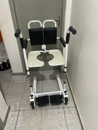 Cadeira hospitalar de banho e transporte