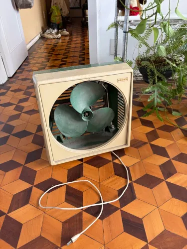 ventilador arno vintage funcionando verde com bege