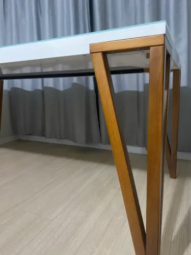 Mesa 6 lugares pintura laqueada, vidro e pés de madeira de jequitibá!