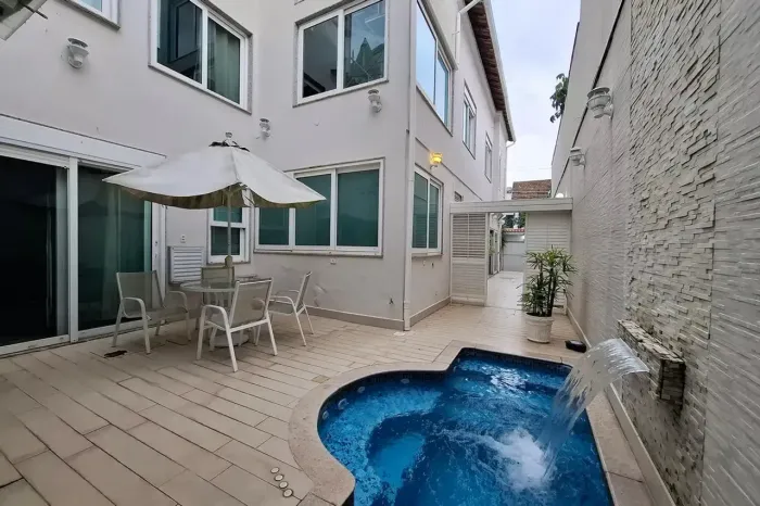 Casa com piscina, sauna e hidromassagem. 4 suítes e 2 vagas!