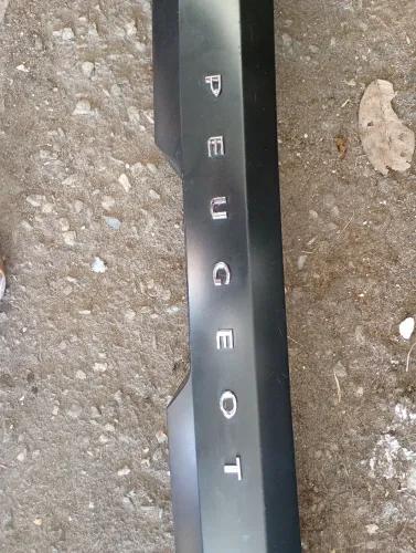 Moldura porta mala Peugeot 208
