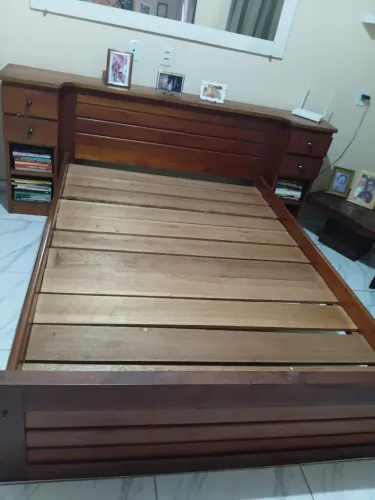 Cama de Casal em Madeira Maciça com Cabeceira e Criados-Mudos Integrados