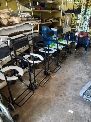 Consertamos cadeiras de rodas e de banho, camas hospitalares, andas já e moletas