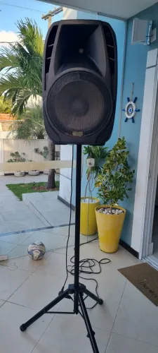 Caixa de som com pedestal