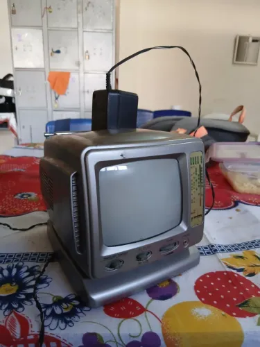 Televisão antiga de colecionador com defeito $200