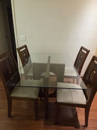Mesa com 4 cadeiras em madeira e um aparador