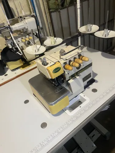 Máquina de costura industrial overloque ponto cadeia