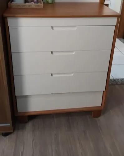 Berço vira cama e cômoda