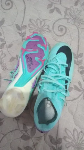 Vende se chuteira número 42 ela já vem costurado