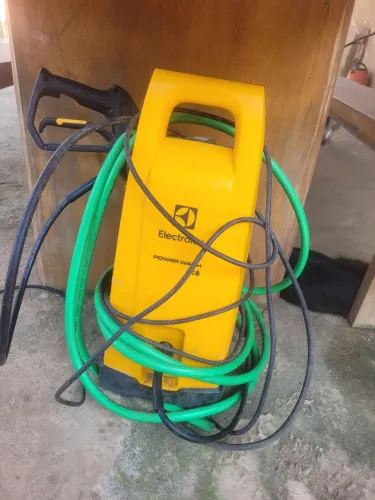 Vendo Lavadora Electrolux funciona, só falta a pistola ,não tá saindo agua da pistola