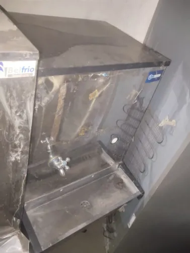 Pra vender rápido. Bebedouro Industrial Semi-novo funcionando perfeitamente
