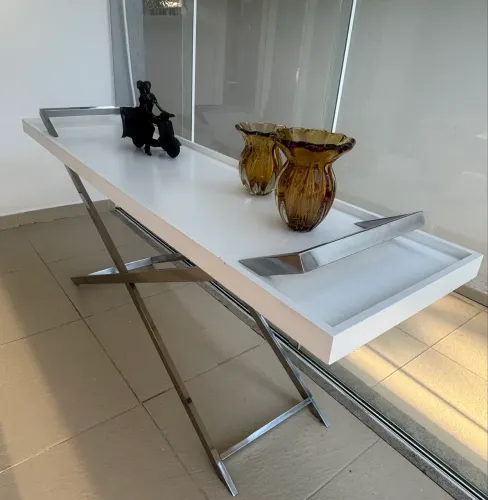 Aparador com pés de aço inox. 