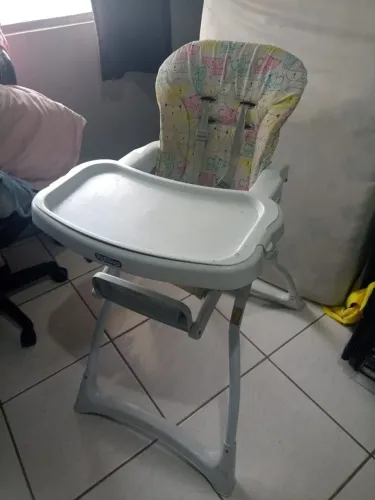 Vende-se cadeira de alimentação