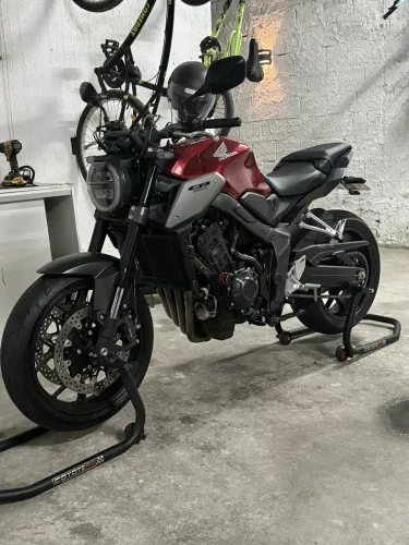 CB 650r muito nova 
