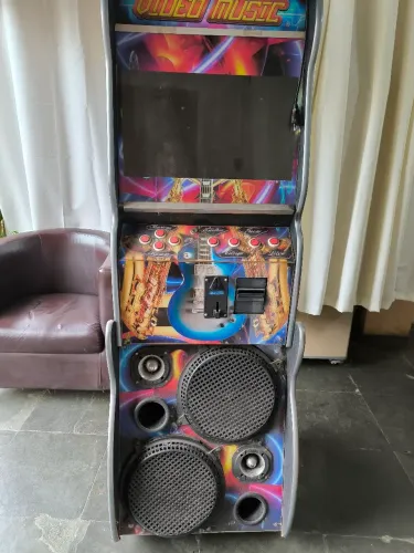 Vendo máquina de música, retirada no local
