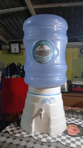 Bombona de água vazia com suporte .