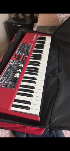 Nord Electro 6d 61 + pack de timbres